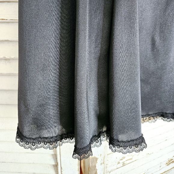 Black a-line half slip with lace trim M - Picture 4 of 4